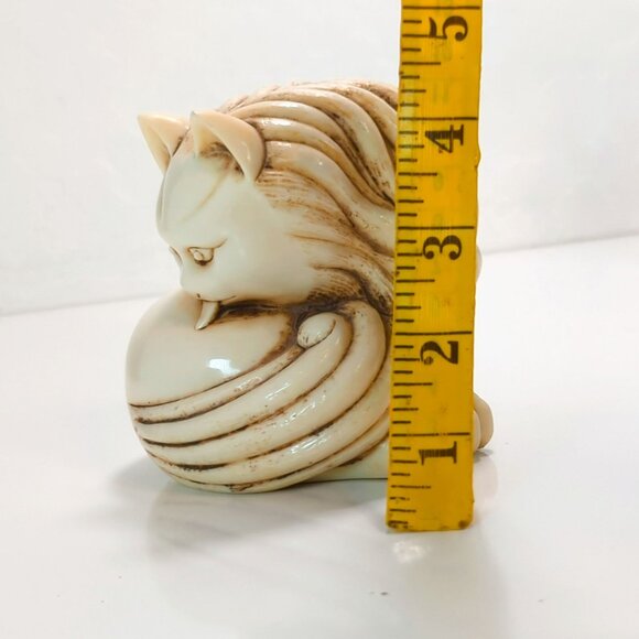 Vintage Resin Cat Figurine Cream White Grooming Licking Pose Decor - Picture 7 of 7